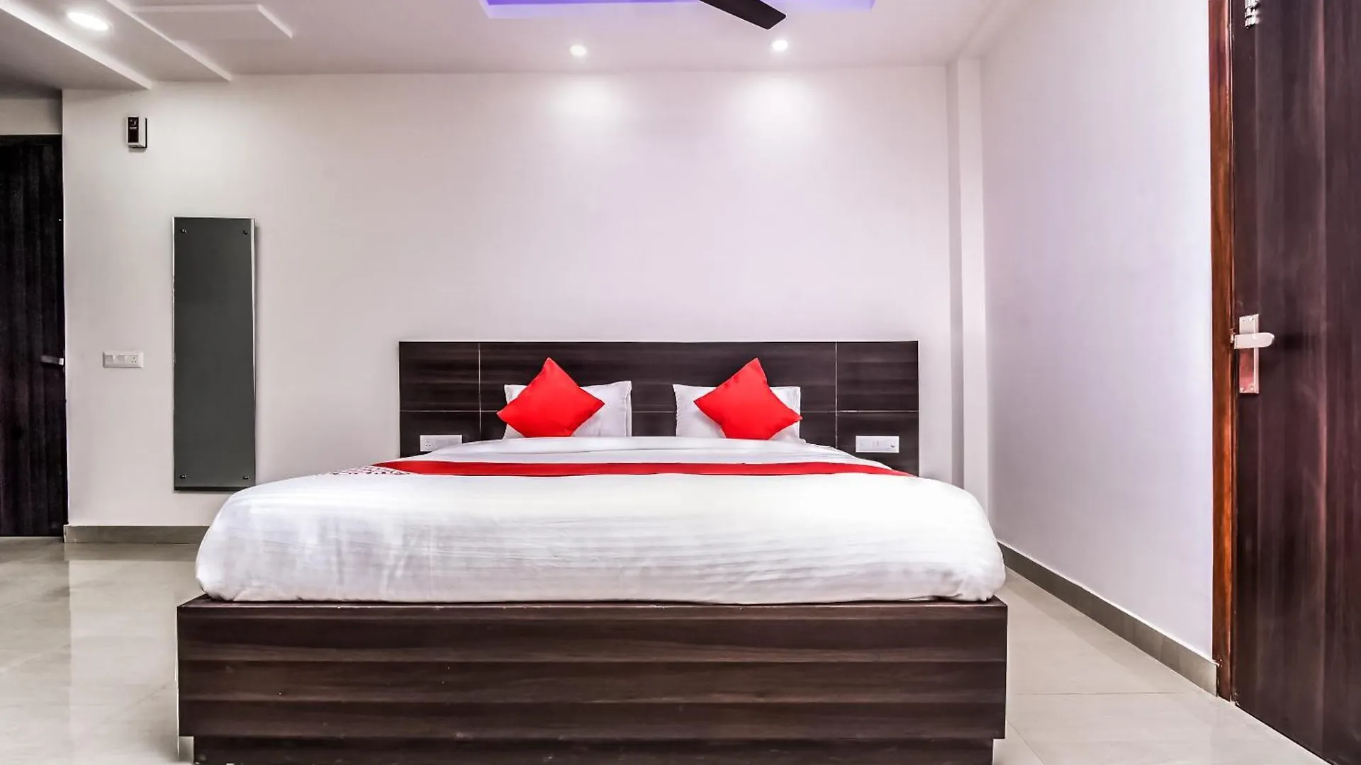 Hotel Aerostar Gold - Opposite Max Healthcare Delhi