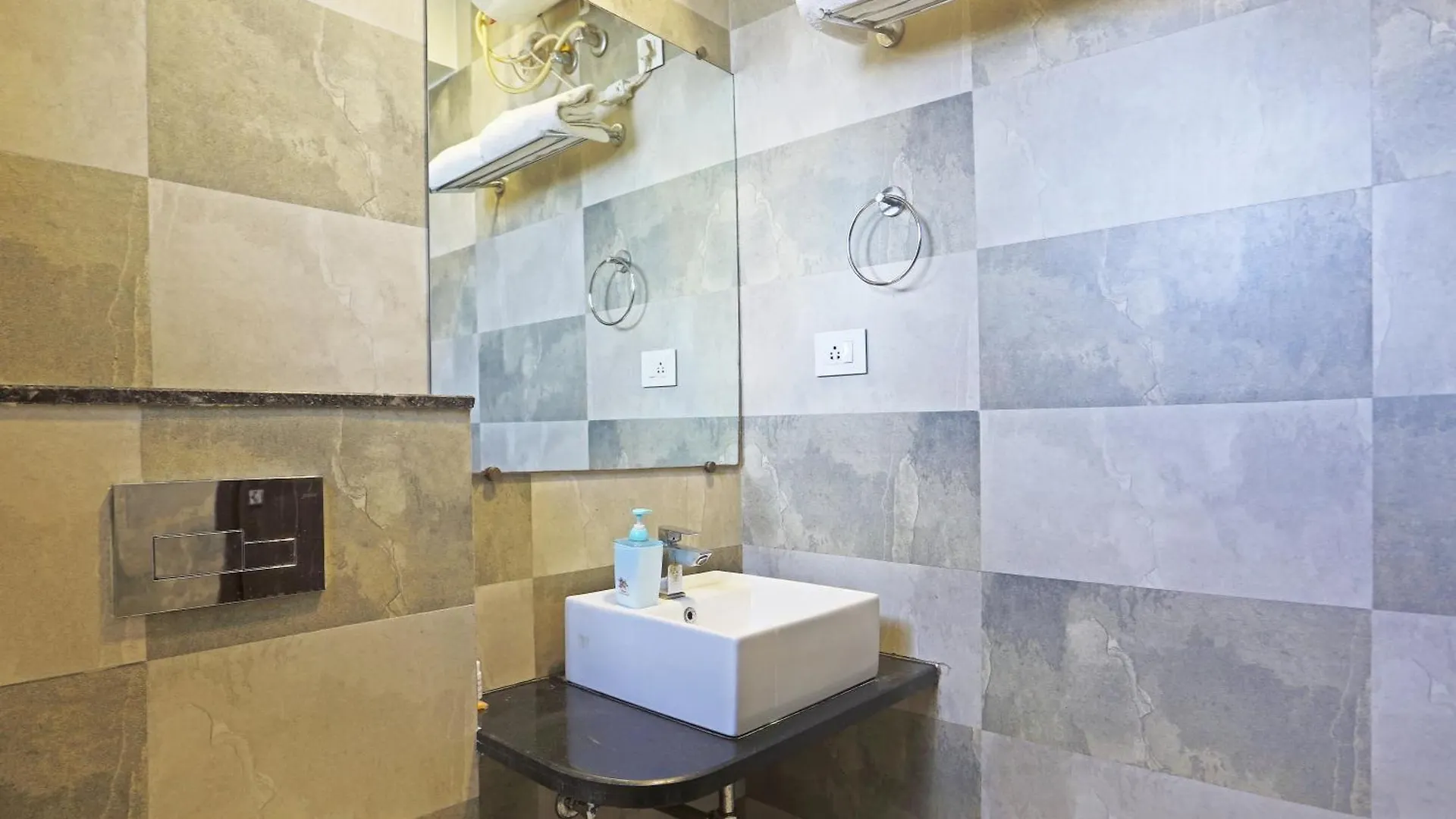 Hotel Aerostar Gold - Opposite Max Healthcare Delhi